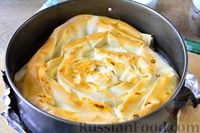 Фото приготовления рецепта: Пирог "Улитка" из теста фило с начинкой из капусты и варёных яиц - шаг №15
