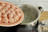Фото приготовления рецепта: Суп с фрикадельками и брюссельской капустой - шаг №5