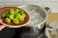 Фото приготовления рецепта: Суп с фрикадельками и брюссельской капустой - шаг №6