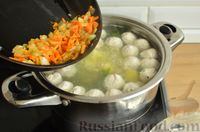Фото приготовления рецепта: Суп с фрикадельками и брюссельской капустой - шаг №11