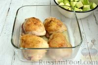 Фото приготовления рецепта: Курица, запечённая с помидорами, кабачками и сельдереем - шаг №7
