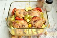 Фото приготовления рецепта: Курица, запечённая с помидорами, кабачками и сельдереем - шаг №11