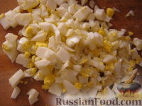 Фото приготовления рецепта: Салат «Радость» с огурцами и сыром - шаг №3
