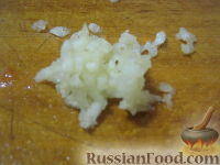 Фото приготовления рецепта: Салат «Радость» с огурцами и сыром - шаг №4