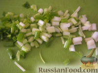 Фото приготовления рецепта: Салат «Радость» с огурцами и сыром - шаг №6