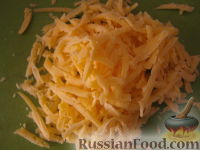 Фото приготовления рецепта: Салат «Радость» с огурцами и сыром - шаг №7
