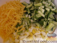 Фото приготовления рецепта: Салат «Радость» с огурцами и сыром - шаг №8