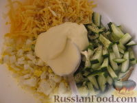 Фото приготовления рецепта: Салат «Радость» с огурцами и сыром - шаг №9