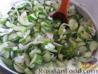 Фото приготовления рецепта: Салат «Нежинский» из огурцов на зиму - шаг №6