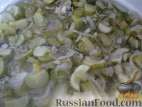 Фото приготовления рецепта: Салат «Нежинский» из огурцов на зиму - шаг №7