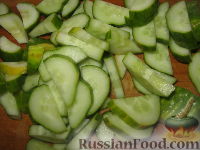 Фото приготовления рецепта: Салат из огурцов на зиму  «Зимний король» - шаг №3