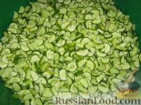 Фото приготовления рецепта: Салат из огурцов на зиму  «Зимний король» - шаг №6