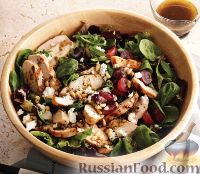 Фото к рецепту: Салат с куриным филе и виноградом
