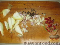 Фото приготовления рецепта: Слоеный салат с курицей и красной смородиной - шаг №8