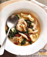 Фото к рецепту: Куриный суп с тортеллини и шпинатом
