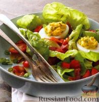 Фото к рецепту: Овощной салат с фаршированными яйцами