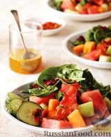 Фото к рецепту: Салат из дыни, арбуза и огурца