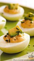 Фото к рецепту: Фаршированные яйца с авокадо