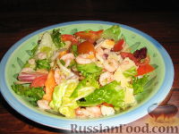 Фото к рецепту: Салат с креветками, крабовыми палочками и сыром