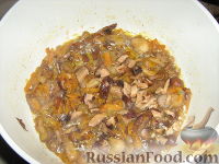 Фото приготовления рецепта: Суп грибной с чечевицей - шаг №2
