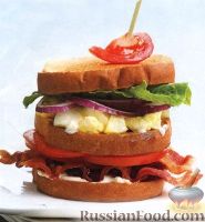 Фото к рецепту: Тройной сэндвич с яйцами, беконом и помидорами