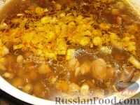 Фото приготовления рецепта: Суп с бобами и белыми грибами - шаг №4