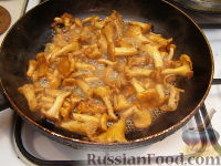 Фото приготовления рецепта: Соте из фасоли с лисичками - шаг №2