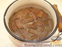 Фото приготовления рецепта: Квас из черного хлеба - шаг №3