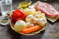 Фото приготовления рецепта: Мясо, тушенное с картофелем, болгарским перцем и грибами - шаг №1