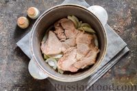 Фото приготовления рецепта: Мясо, тушенное с картофелем, болгарским перцем и грибами - шаг №7