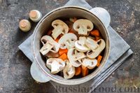 Фото приготовления рецепта: Мясо, тушенное с картофелем, болгарским перцем и грибами - шаг №9