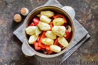 Фото приготовления рецепта: Мясо, тушенное с картофелем, болгарским перцем и грибами - шаг №11