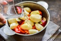 Фото приготовления рецепта: Мясо, тушенное с картофелем, болгарским перцем и грибами - шаг №12