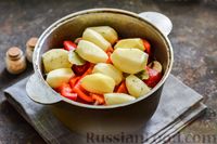 Фото приготовления рецепта: Мясо, тушенное с картофелем, болгарским перцем и грибами - шаг №13