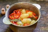 Фото приготовления рецепта: Мясо, тушенное с картофелем, болгарским перцем и грибами - шаг №14