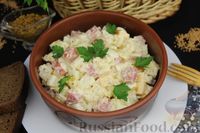Фото приготовления рецепта: Салат с колбасой, картофелем, сыром и яйцами - шаг №15