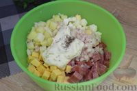 Фото приготовления рецепта: Салат с колбасой, картофелем, сыром и яйцами - шаг №12