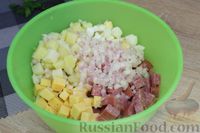 Фото приготовления рецепта: Салат с колбасой, картофелем, сыром и яйцами - шаг №10