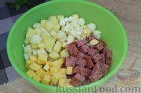 Фото приготовления рецепта: Салат с колбасой, картофелем, сыром и яйцами - шаг №9