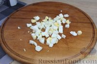 Фото приготовления рецепта: Салат с колбасой, картофелем, сыром и яйцами - шаг №7