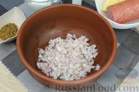 Фото приготовления рецепта: Салат с колбасой, картофелем, сыром и яйцами - шаг №4