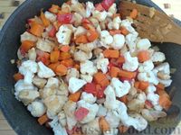 Фото приготовления рецепта: Рагу с курицей, цветной капустой, сладким перцем, горошком и кукурузой - шаг №8