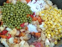 Фото приготовления рецепта: Рагу с курицей, цветной капустой, сладким перцем, горошком и кукурузой - шаг №9