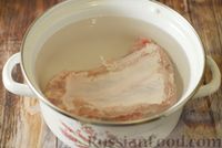 Фото приготовления рецепта: Щи со свиными рёбрами, консервированным горошком и помидорами - шаг №2
