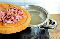 Фото приготовления рецепта: Гречневый суп с копчёными рёбрышками и сметаной - шаг №8