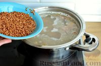 Фото приготовления рецепта: Гречневый суп с копчёными рёбрышками и сметаной - шаг №9