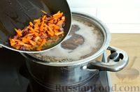 Фото приготовления рецепта: Гречневый суп с копчёными рёбрышками и сметаной - шаг №10