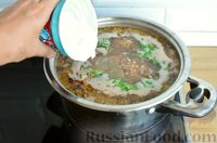 Фото приготовления рецепта: Гречневый суп с копчёными рёбрышками и сметаной - шаг №11