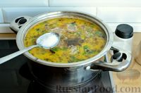 Фото приготовления рецепта: Гречневый суп с копчёными рёбрышками и сметаной - шаг №12