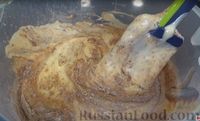 Фото приготовления рецепта: Шоколадный бисквитный рулет с шоколадным кремом и персиковым джемом - шаг №3
